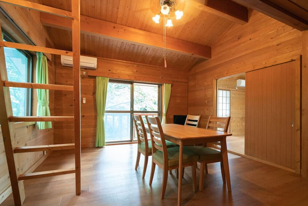 客室内のダイニングエリア