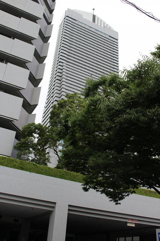 正面、奥がホテルです