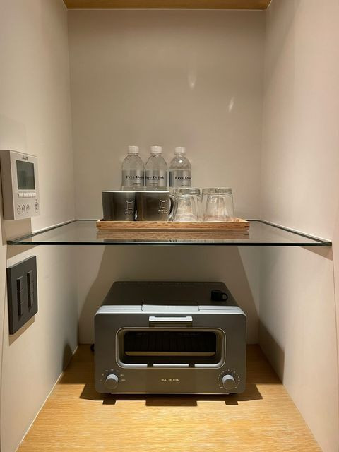 お部屋にバルミューダのトースターもあり / 2