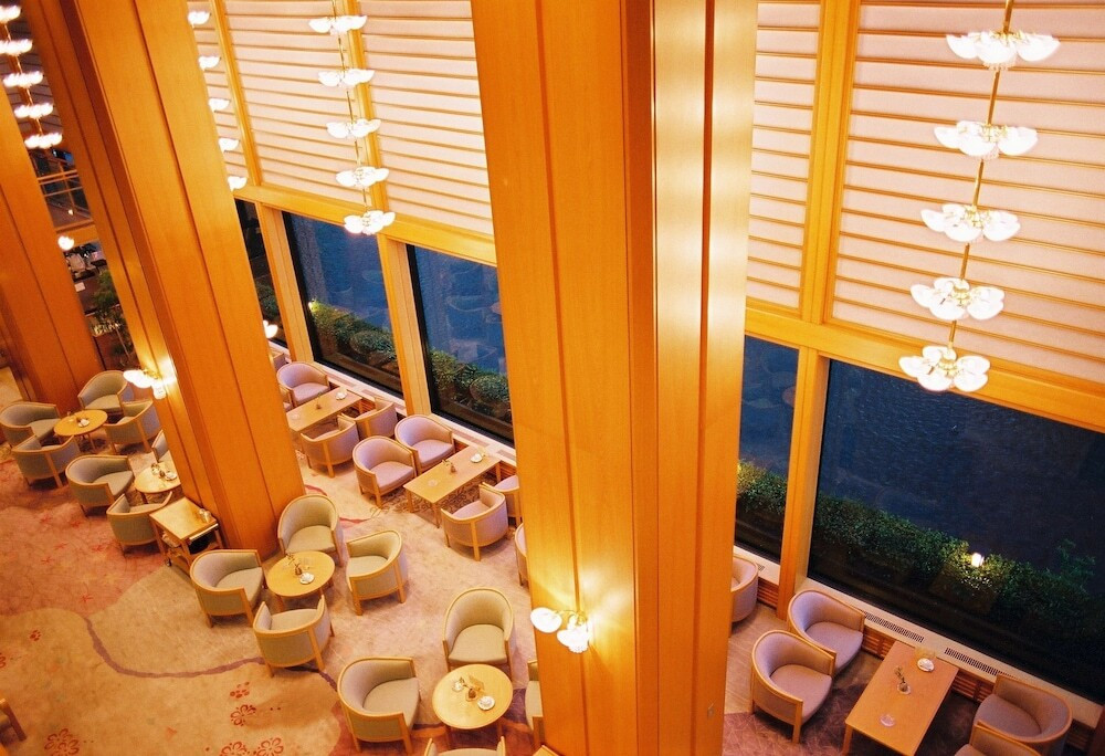 ロビーラウンジ「すみれ」②