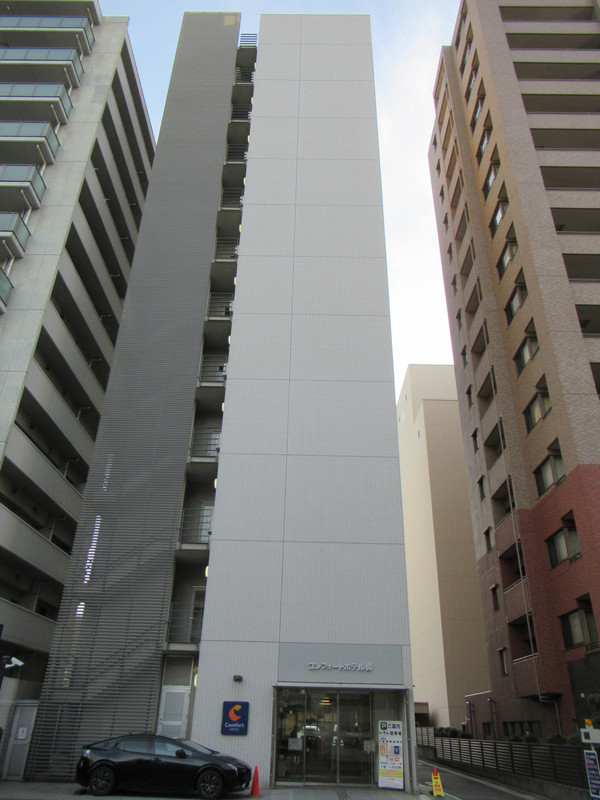 ビルに挟まれたホテル