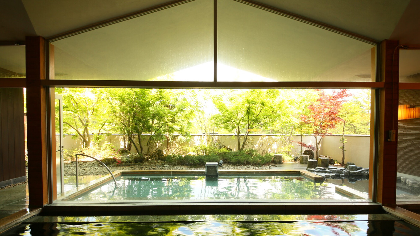 明るく開放的なプールでひと泳ぎ。大人のための森のリゾート3530065