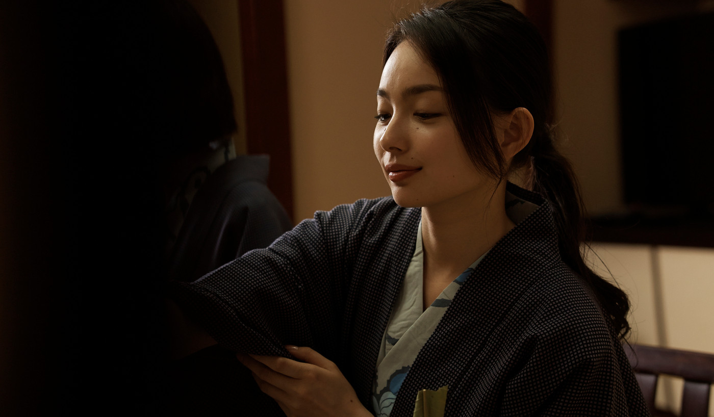 宿で食事中の女性