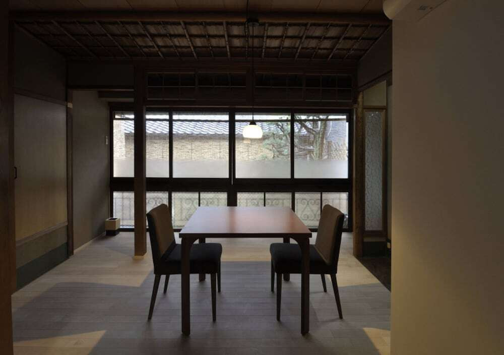 客室内のダイニングエリア