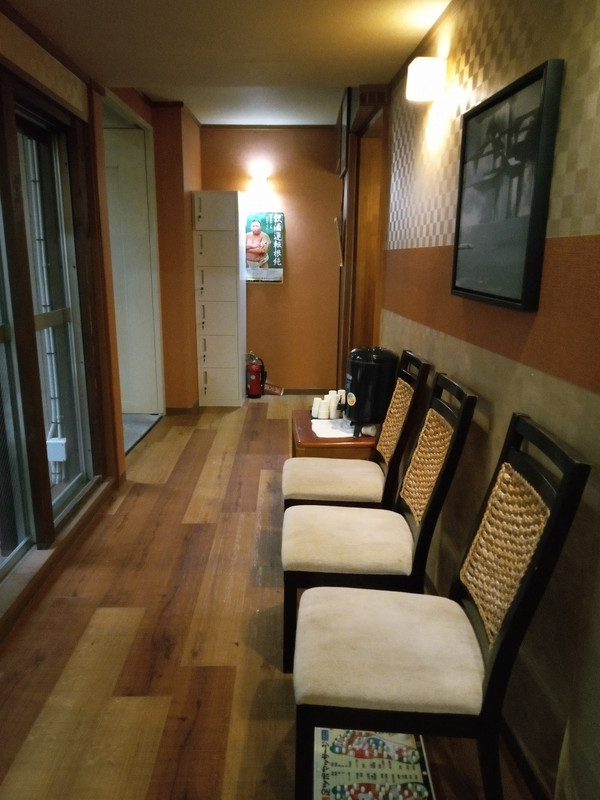 湯上り処です。左側が足湯です。