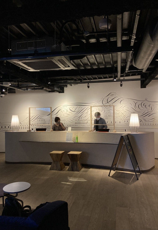 入口から一段下がった「フロントフロア」