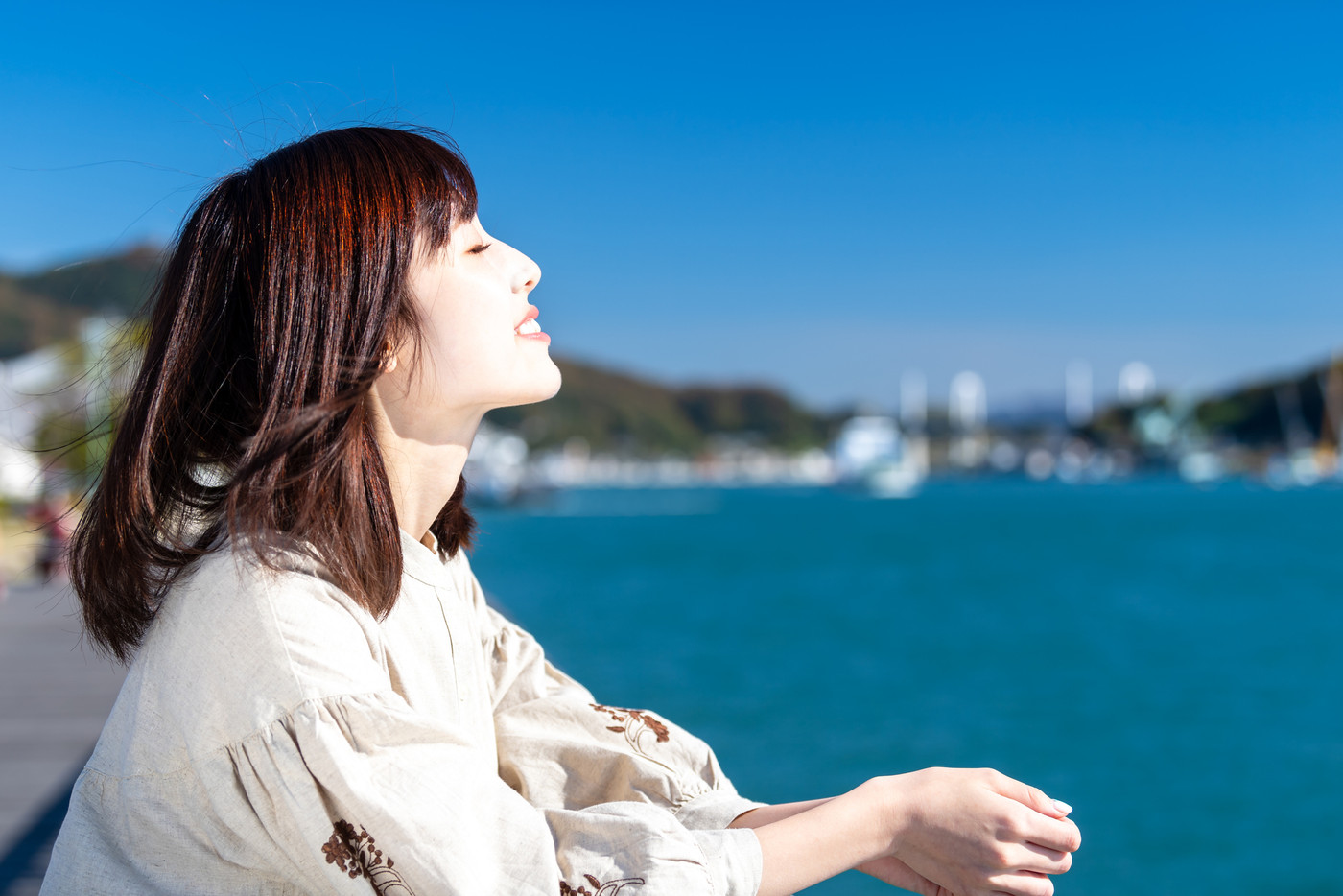海辺でリラックスする女性