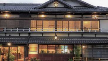 施設の正面 (日没後) / 2