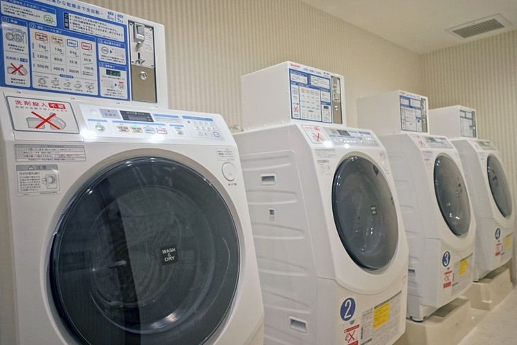 雨や長期滞在にも便利。コインランドリーでお洗濯3517715