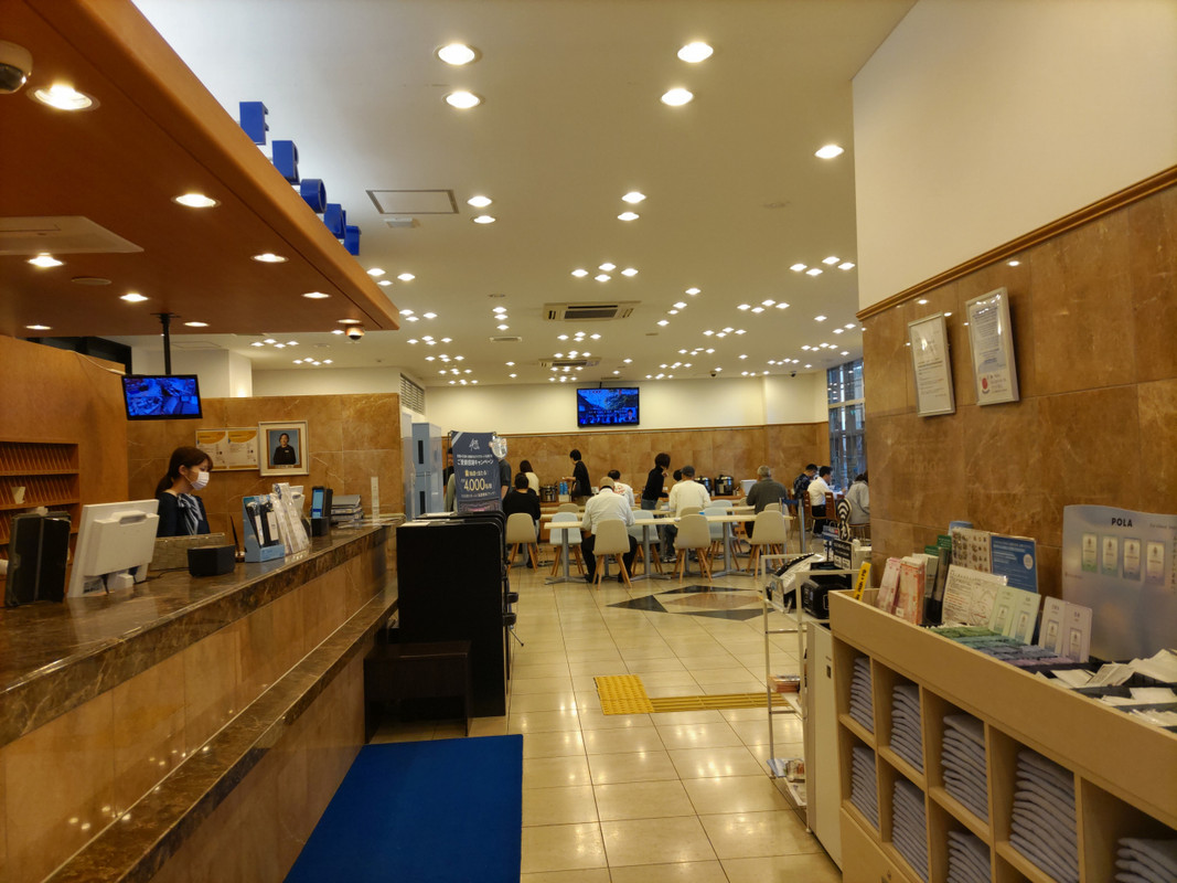 1階フロントロビーと朝食会場。