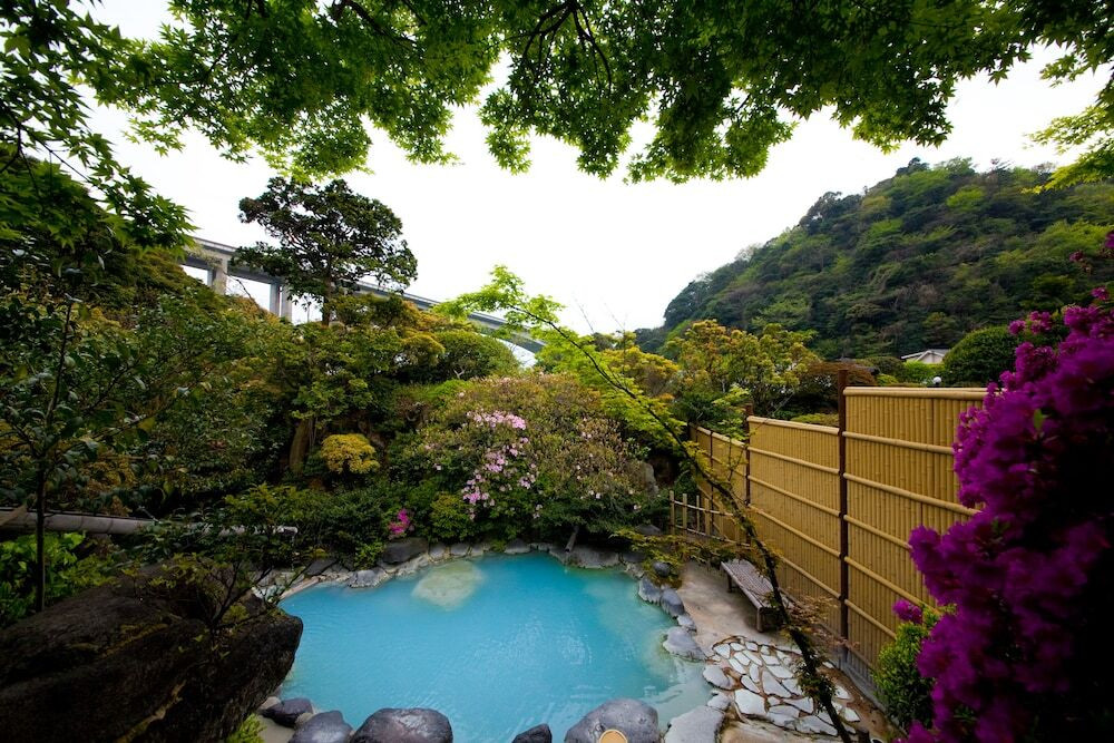 地獄蒸し料理とミルキーブルーの湯で、温泉を存分に楽しんで3924194