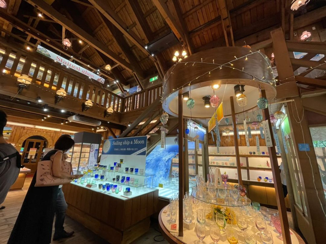 3万点以上のオルゴールが並ぶ専門店「小樽オルゴール堂本館」。幻想的な空間と美しい音色に癒される。オルゴールはガラス製、木製、宝石箱風など様々な種類があり、小樽土産にぴったり / 2