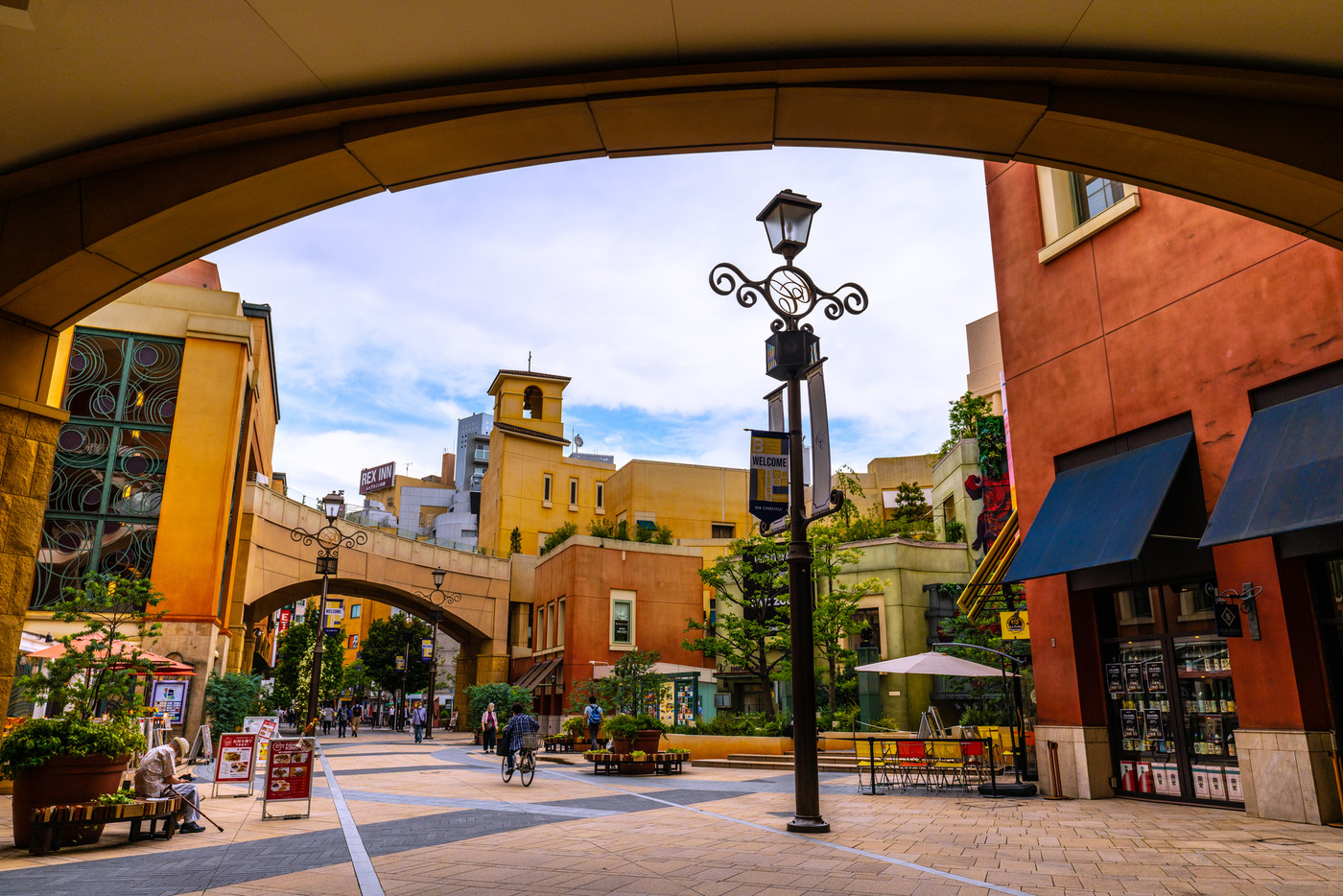 日本の川崎都市景観 ラチッタデッラ(川崎駅東口、イタリアのヒルタウンをモチーフにした街)
