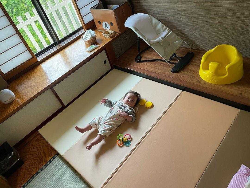 おもちゃだけでなく、電子レンジや哺乳瓶消毒セット、バウンサー、おねしょマット、おむつゴミ箱、ベビーソープなど、生活用品も充実。赤ちゃんと快適に過ごせそう / 1