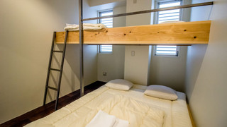 プライベート部屋　２段ベッド　下段キングベッド　上段シングル（２〜３名様用）