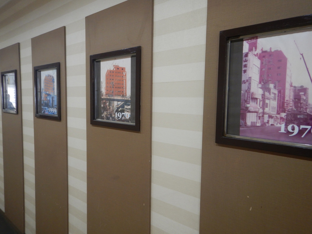 ホテルの写真が飾られている