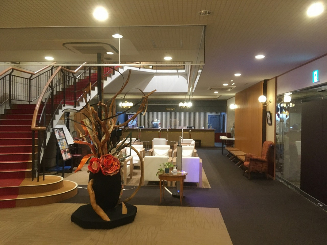 とても広いロビーとフロント