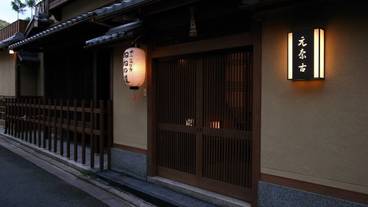 施設の正面 (日没後) / 2