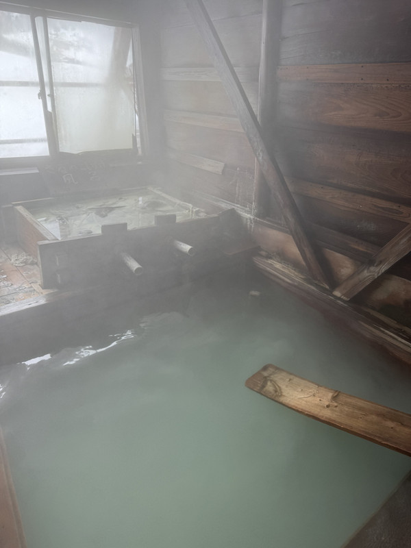 熱すぎて水を入れないと入れない内湯