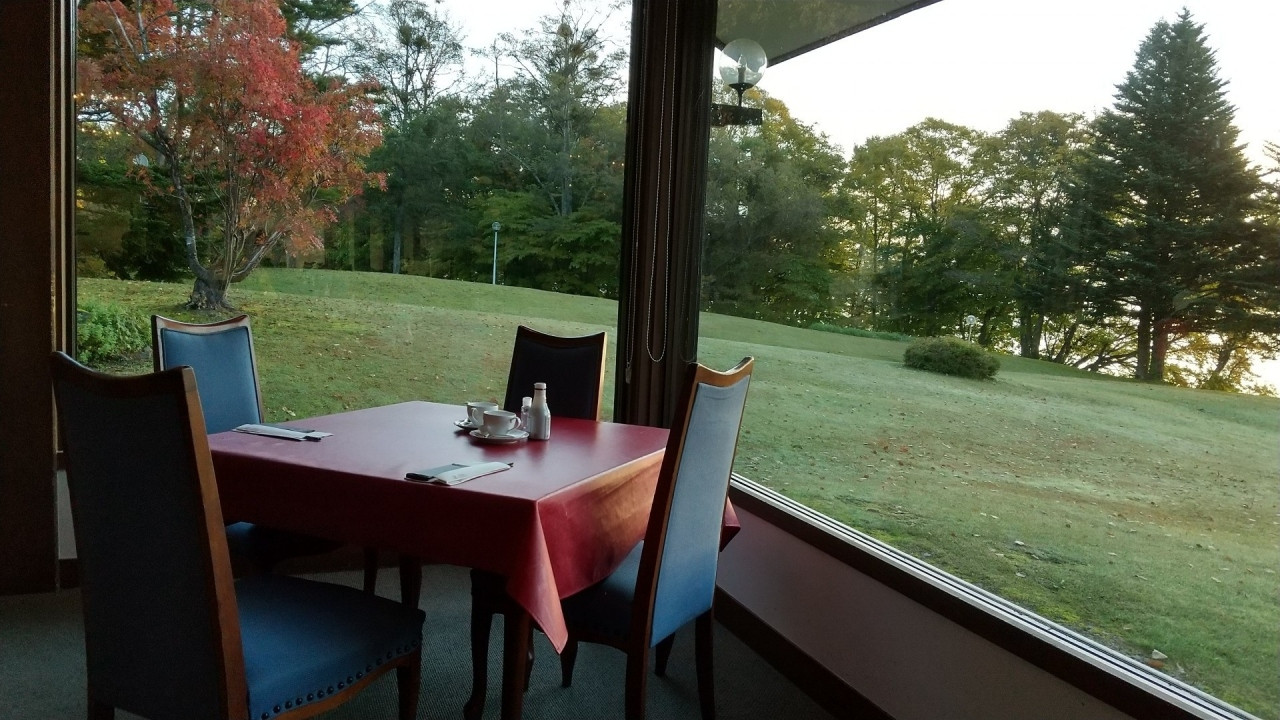 朝食会場から湖畔を望む