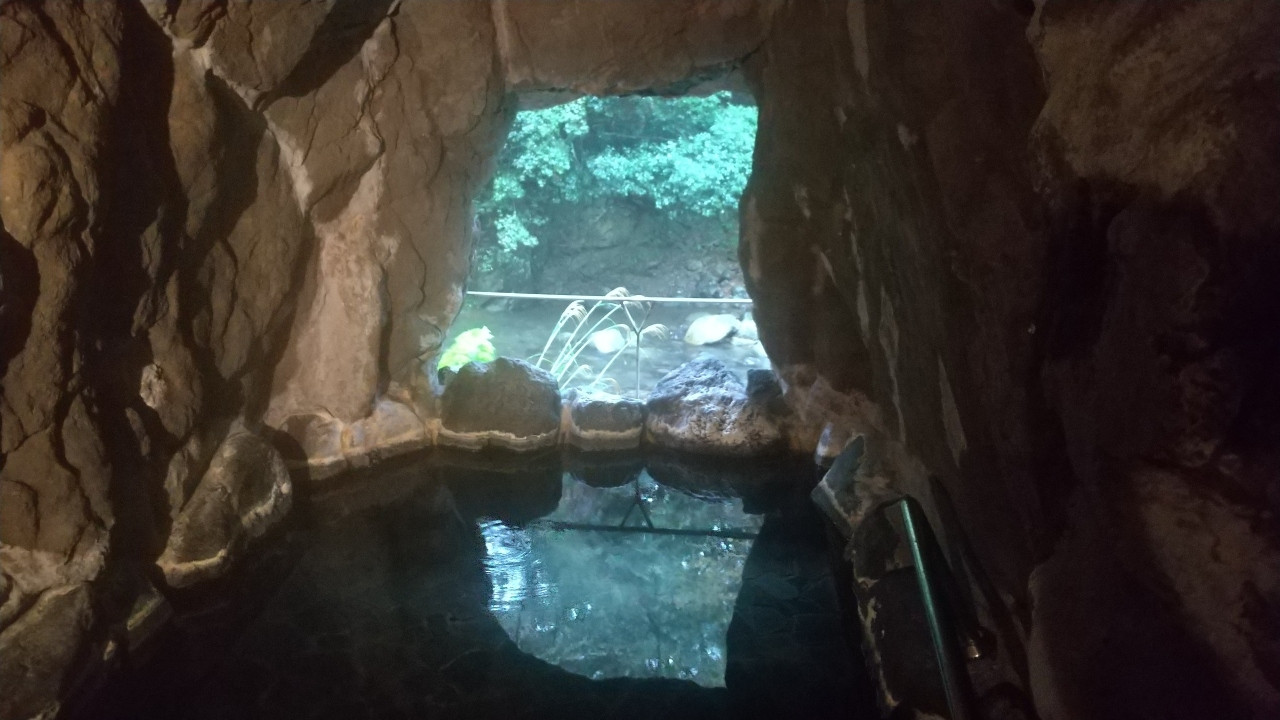 ちなみに、熱くて入れなかった洞窟風呂。