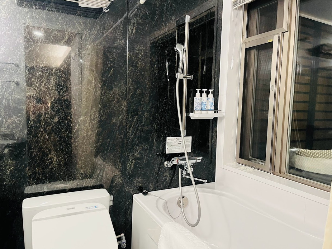 「デラックスクイーンルーム特別室」の浴室一例。"綺麗でバスタブの横には大きな窓があり、朝は富士山を見ながらお風呂に入れて、素敵でした。"とのこと / 3