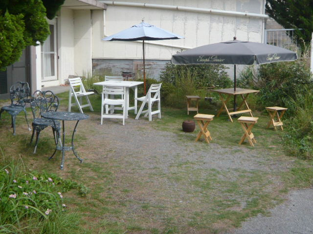 民宿ウエゴの庭には、バーべキューを楽しむ施設があります。