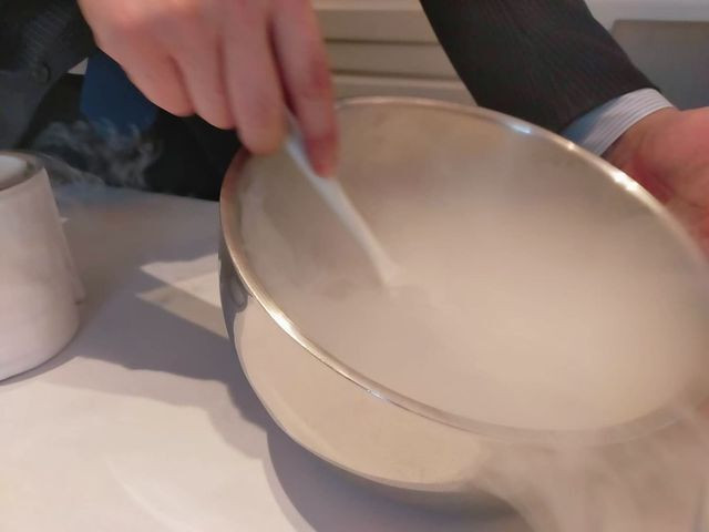 デザートに使用するフローズンヨーグルトは、ドライアイスを入れてその場で仕上げる / 6