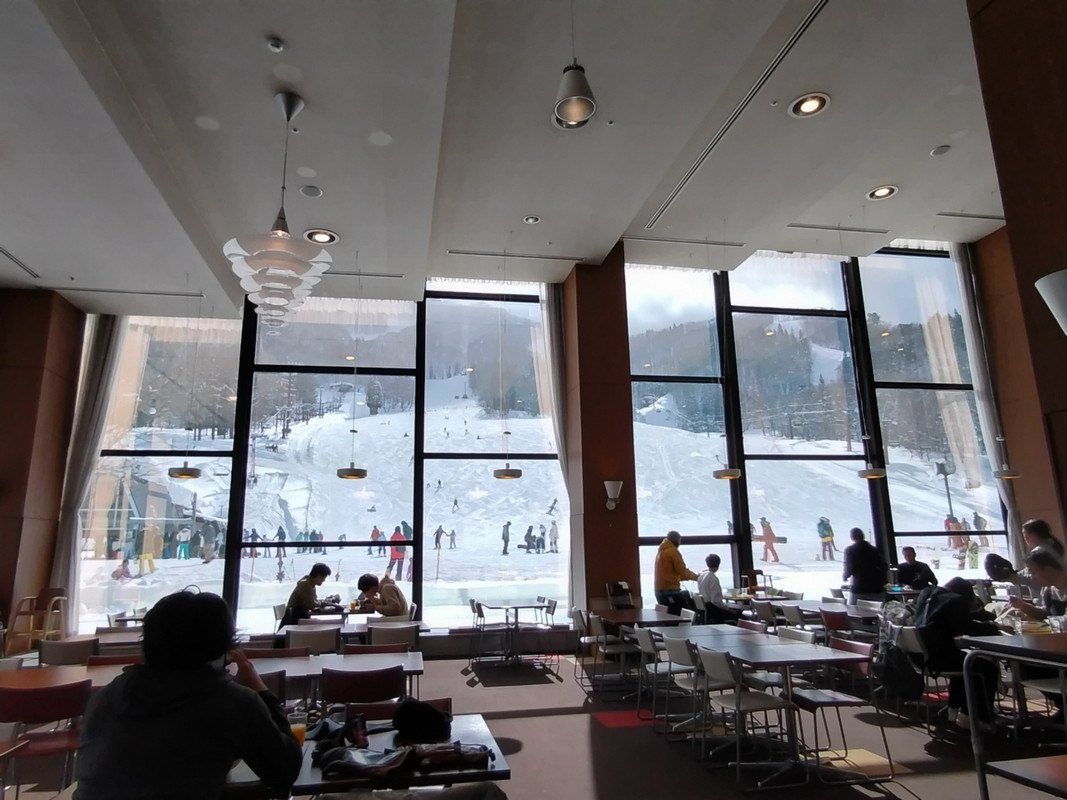 スキー場をみながら食事ができる