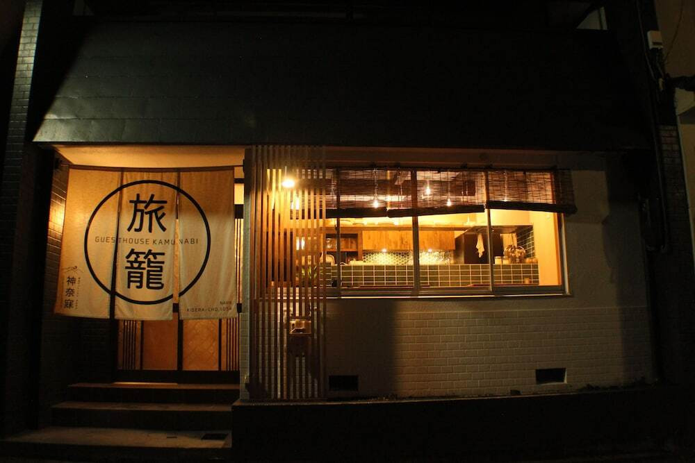 施設の正面 (日没後)