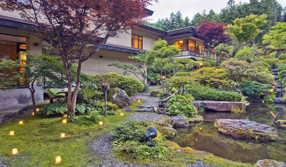 庭園と宿外観 / 3