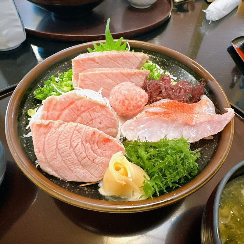 マグロのハツ、白子、頭肉、頬肉などを、丼ものや一品料理で味わえる「本家鮪屋」。脂乗りの良い部位を炙ることで、旨味をぎゅっと閉じこめているのだそう / 1