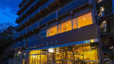 施設の正面 (日没後) / 1