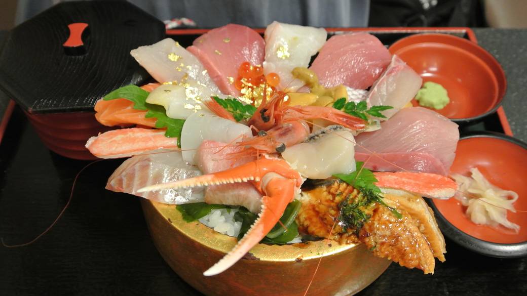 ネタの分厚い海鮮丼 / 3