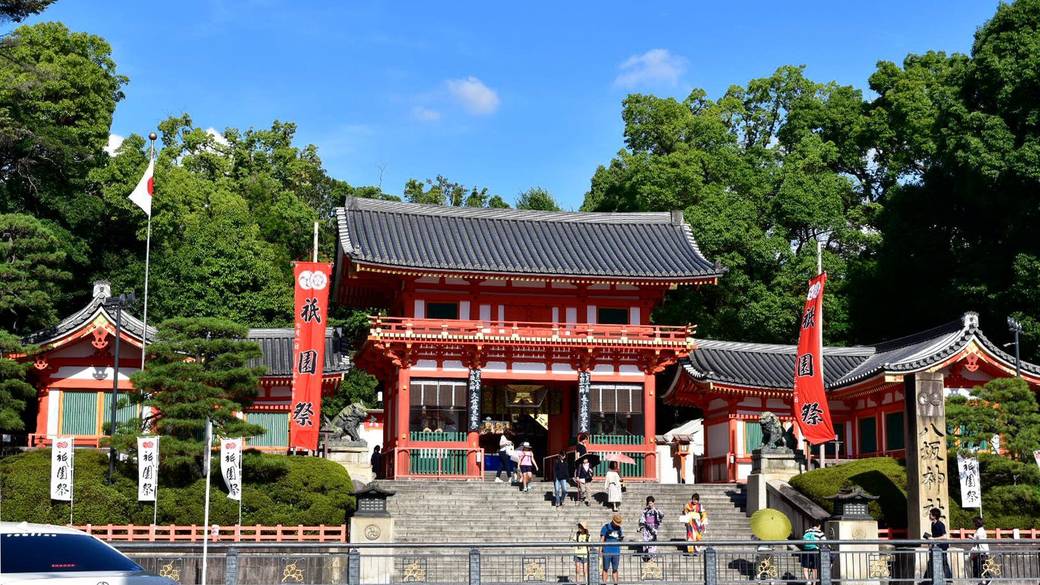 宿近くの名所
「八坂神社」へ / 1