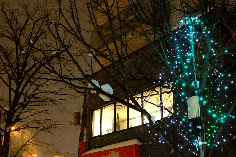 施設の正面 (日没後)