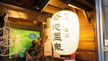 施設の正面 (日没後) / 1