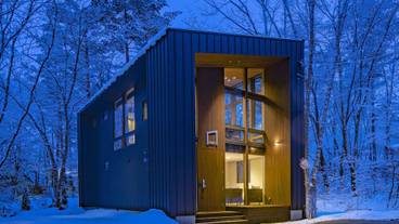 施設の正面 (日没後) / 1