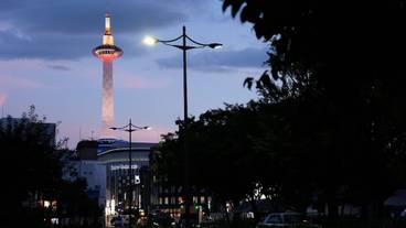 施設の正面 (日没後) / 5