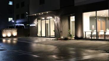 施設の正面 (日没後) / 3