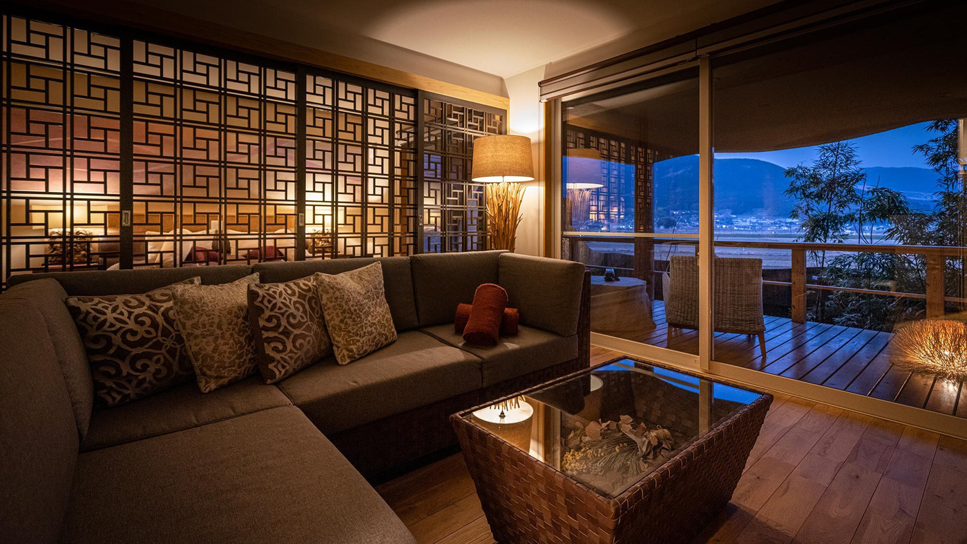 温泉露天風呂で彼とのんびりプライベートタイム3747343