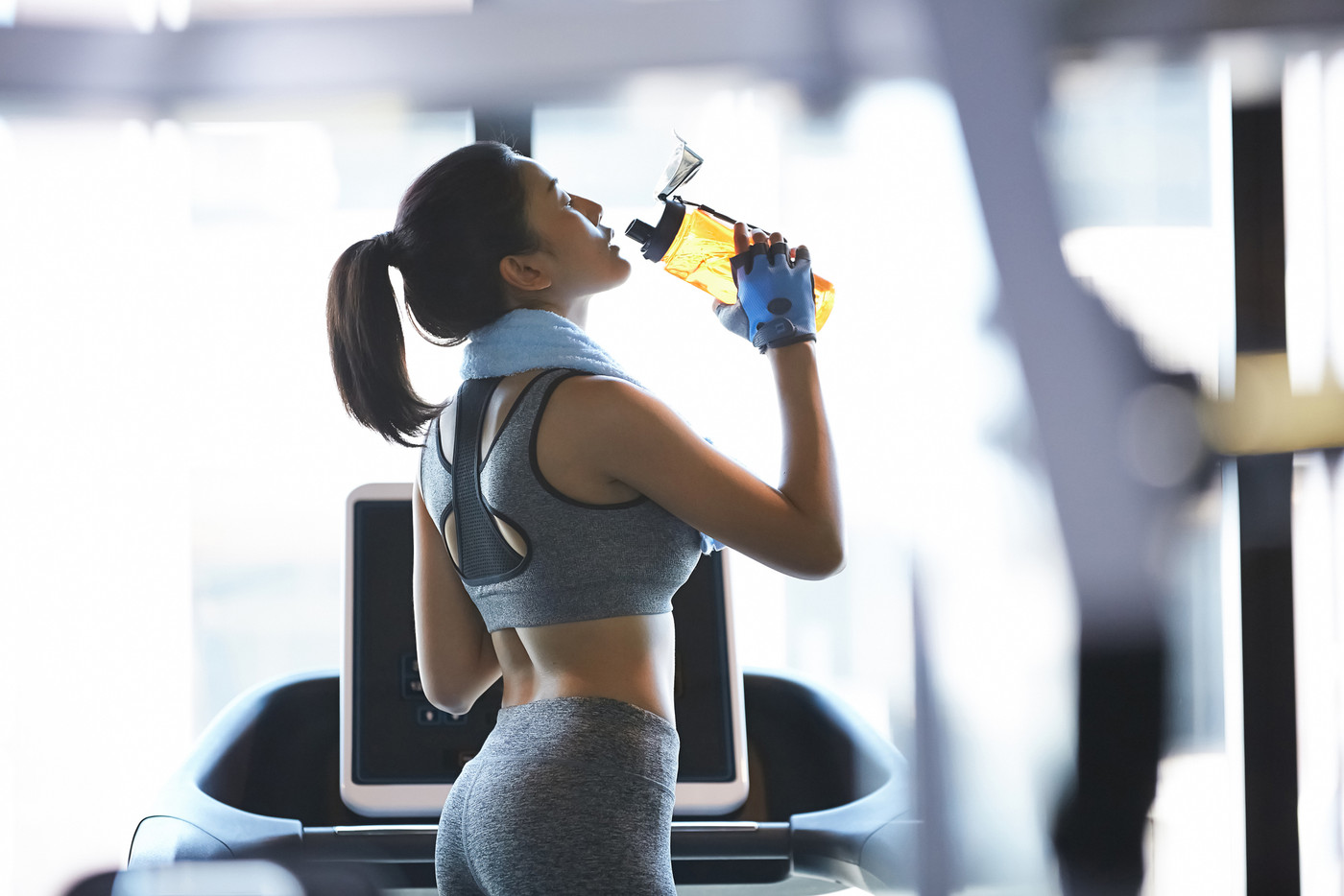 女性　フィットネスジム　休憩