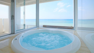 ファミリー ルーム ベッド (複数台) パーシャル オーシャン ビュー