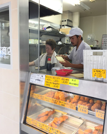 「石塚商店」外観 598006 おばちゃんがひっきりなしに揚げてました