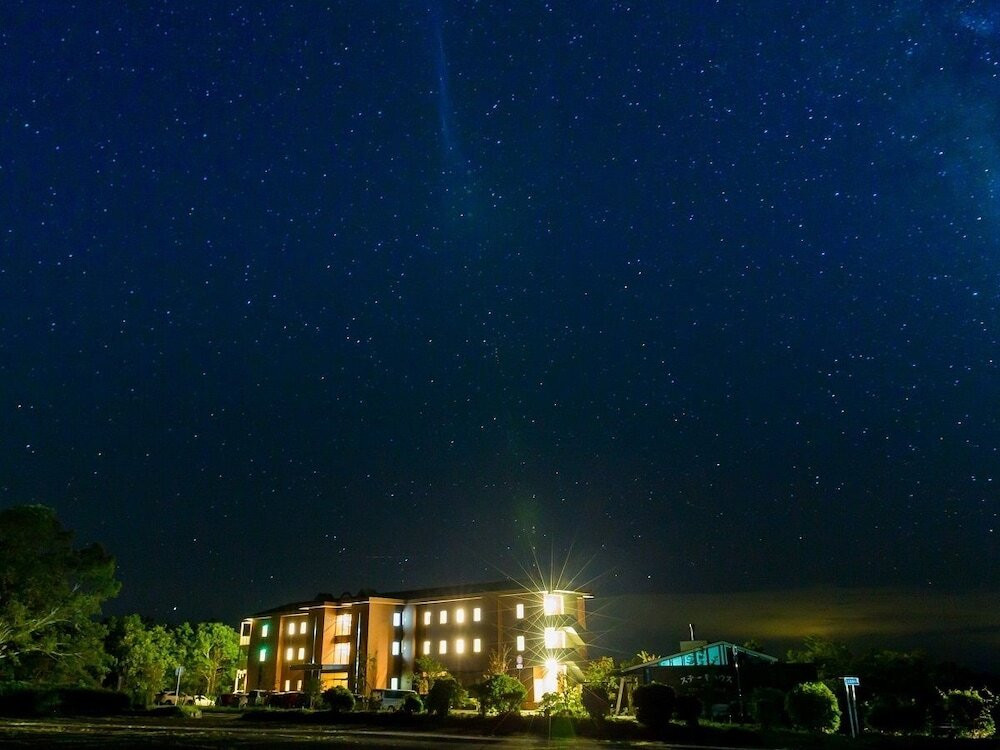 施設の正面 (日没後)