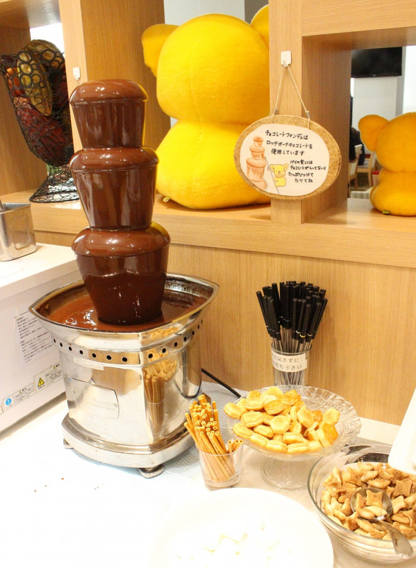 チョコ無しパイの実をチョコレートファウンテンにくぐらせて！