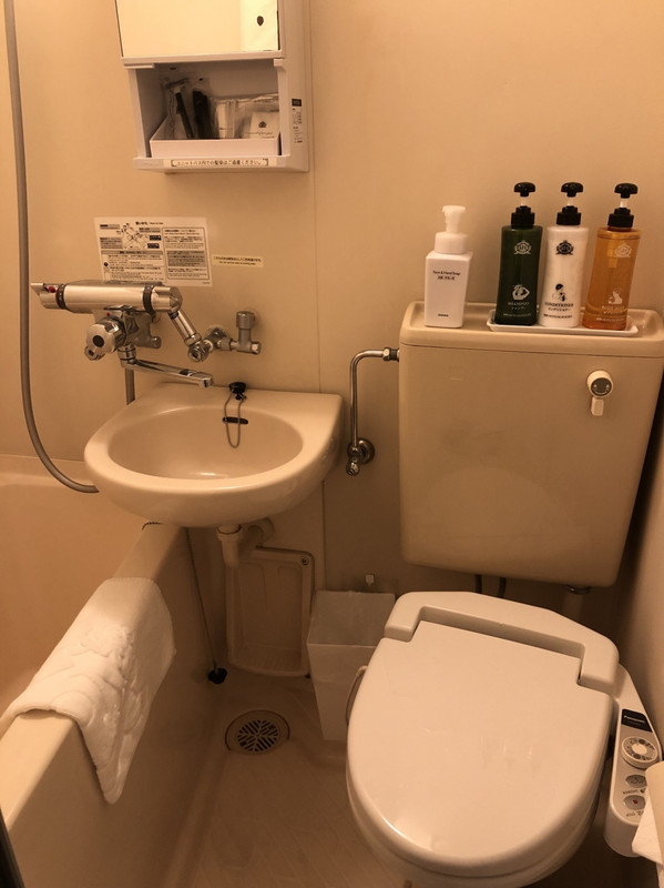 狭いのでシャンプーなどはトイレタンクの上に置かれている