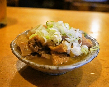 「新潟屋」 料理 39303887 2015.6 煮込み（300円）