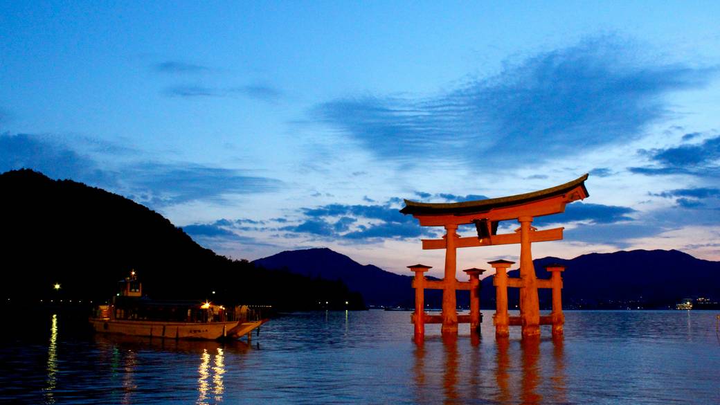 夜風にあたりながら
幻想的な夜の宮島散策 / 2