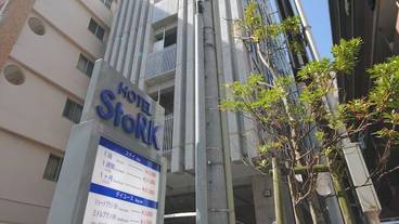 施設の正面 (日没後) / 1